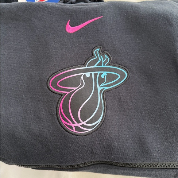 LIMITED EDITION NBA Miami Heat Hoodie - Picture 4 of 5